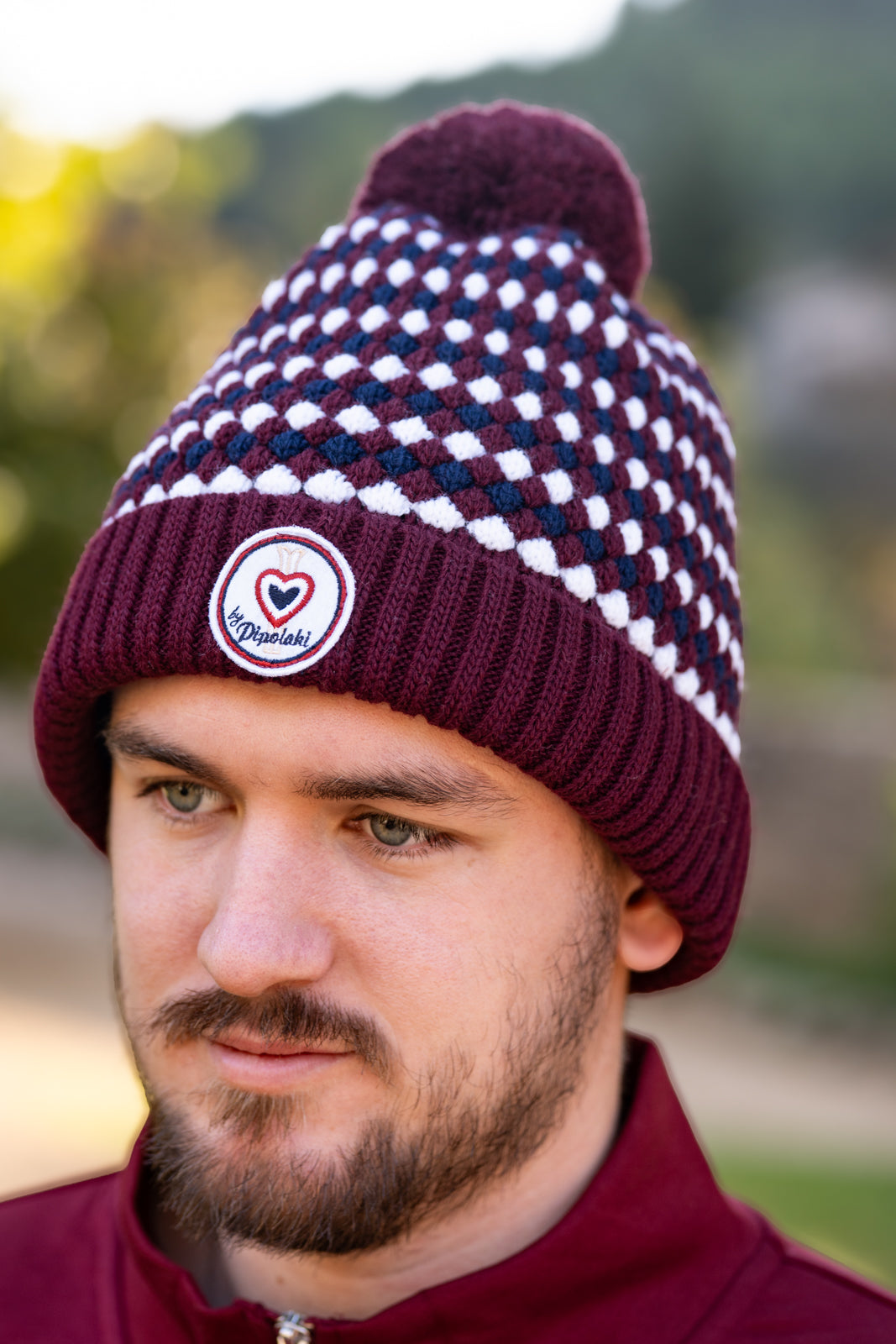 Bonnet pompom bordeaux à carreaux