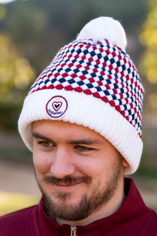 Bonnet pompom blanc à carreaux